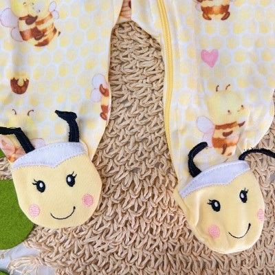 Macacão de Malha com Abertura em Zíper e Pézinho Bordado Abelhinha - Amarelo Macacão de Malha com Abertura em Zíper e Pézinho Bordado Abelhinha - Amarelo